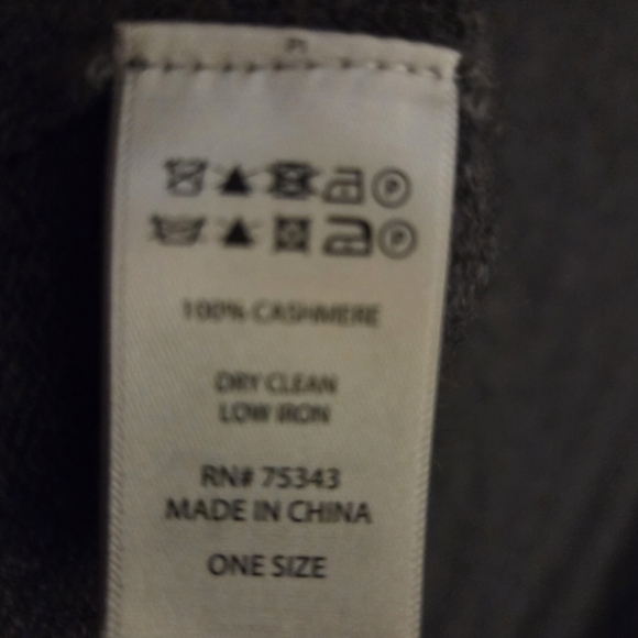 Soft luxurious, 100% 2-ply cashmere Gray Knit Poncho - Picture 4 of 9